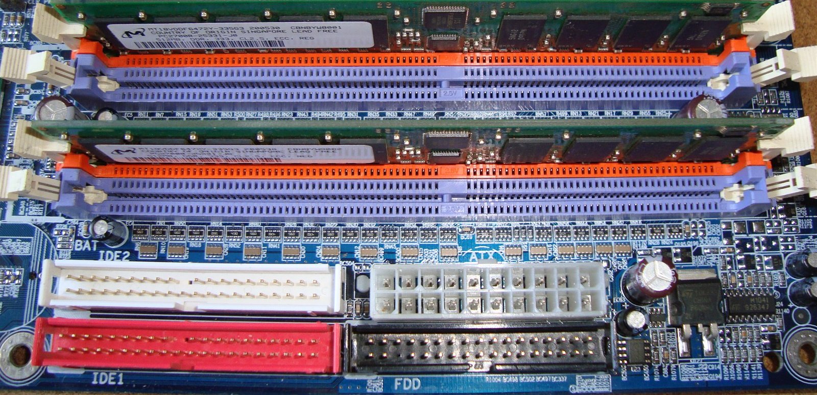 Dois módulos de memória RAM encaixados nos slots de uma placa-mãe de computador