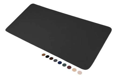 Mousepad grande preto cobrindo a mesa, sob teclado e mouse