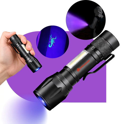 Lanterna pequena preta de luz ultravioleta roxa, com o detalhe de um escorpião brilhando sob a luz