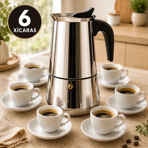 Cafeteira italiana de aço inox cercada por seis xícaras brancas de café sobre uma mesa