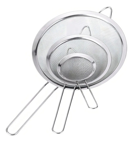 Três peneiras de aço inox de tamanhos diferentes, com cabo