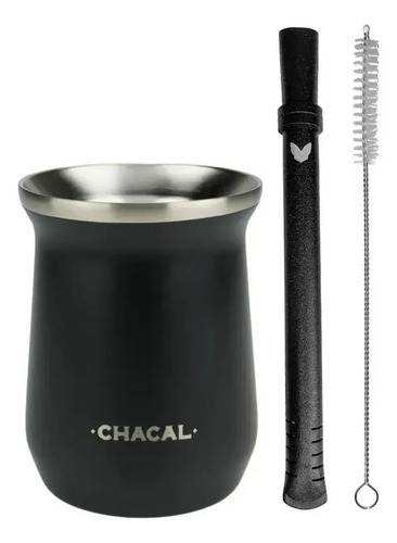 Copo térmico preto para tereré ao lado de uma bomba de inox e de uma escova de limpeza
