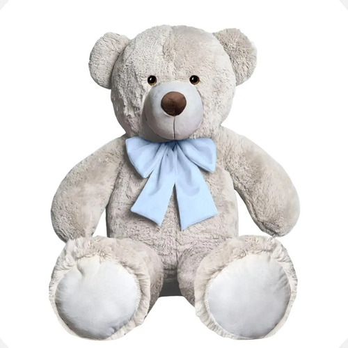 Urso de pelúcia grande, bege-claro, sentado, com laço azul-bebê no pescoço