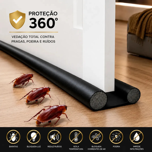 Protetor de porta em forma de rolo preto, encaixado na parte de baixo de uma porta branca